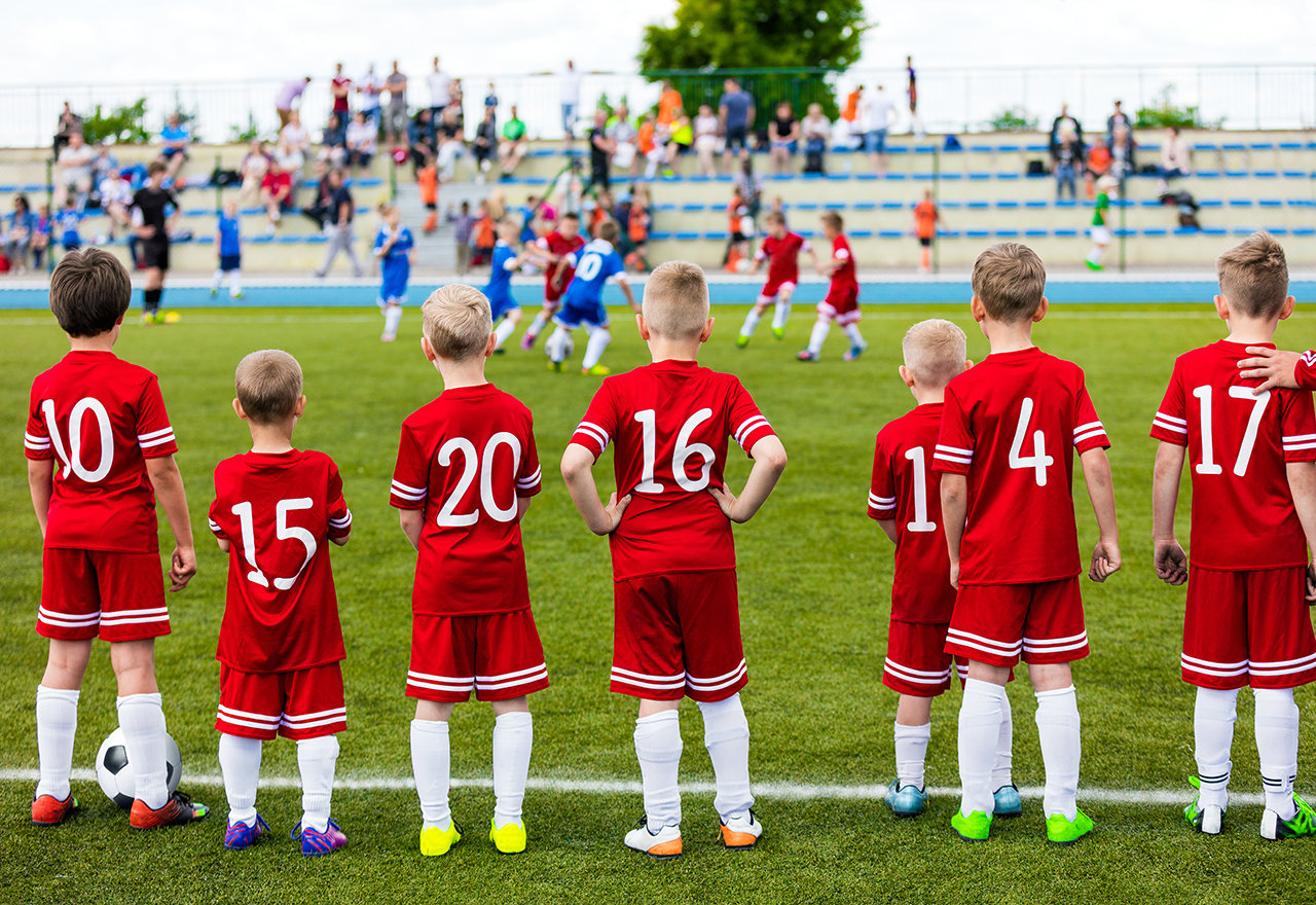 Игры для команд мальчики. Детская спортивная команда. Дети футболисты в красной форме. Команда мальчиков. Школьник футболист.
