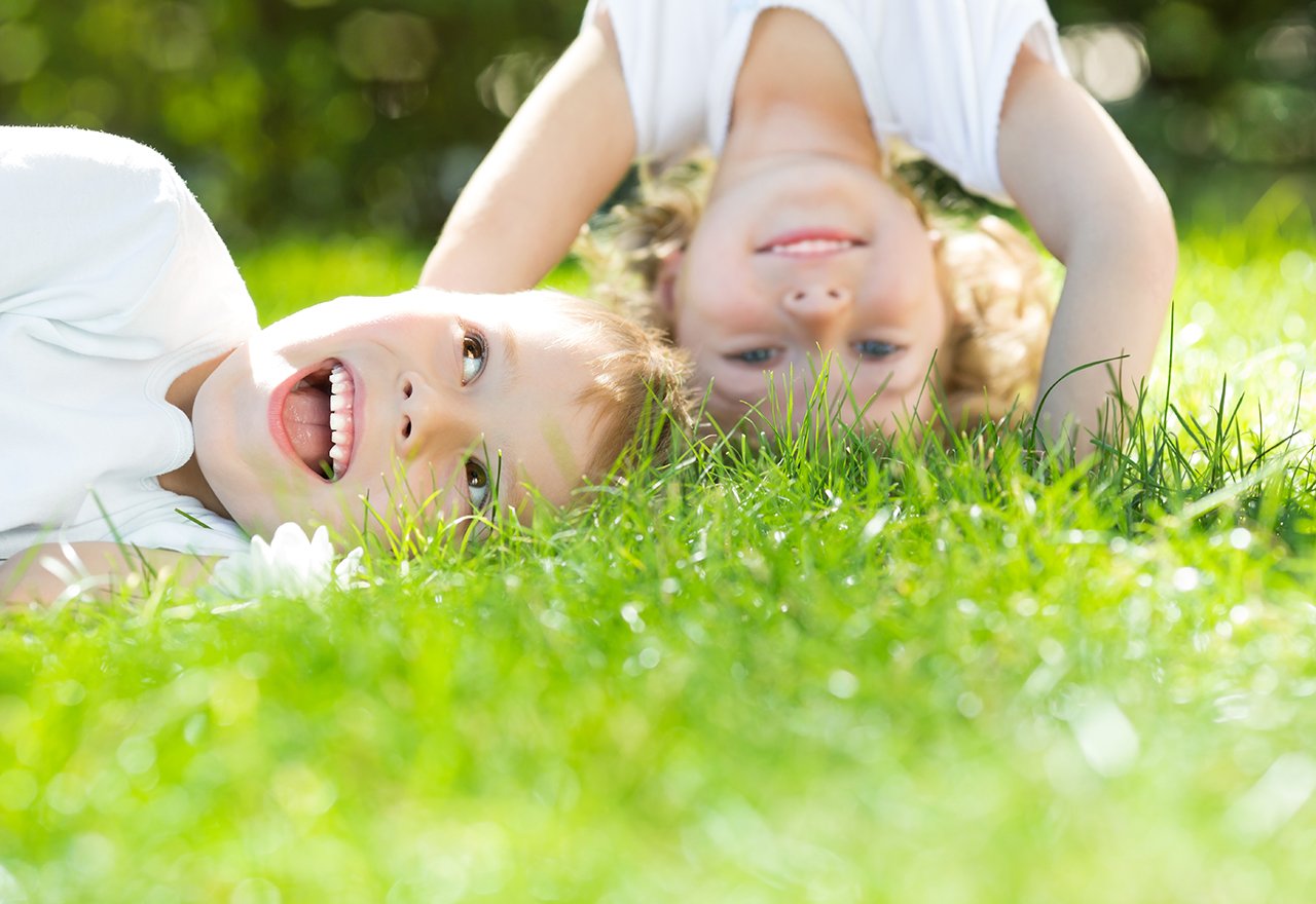 На первое время ребенку летом. Счастливый ребенок. Радостный ребенок на траве. Здоровые счастливые дети. Счастливые дети на траве.