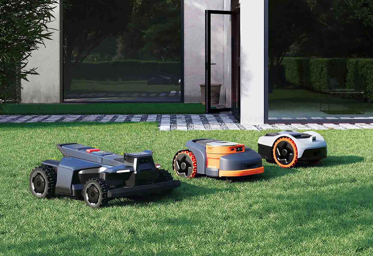 robotic-lawn-mowers-navimow-lined-up-in-yard-i2awd_h2_x4
